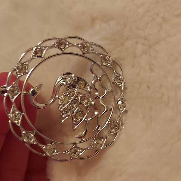 Swan Sparkling Pendant - Picture 2 of 7